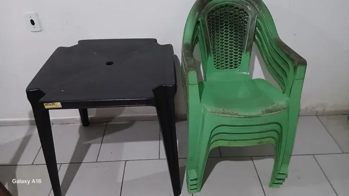 MESA E CADEIRAS