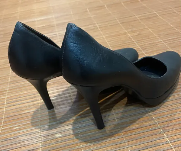 Scarpin preto clássico em couro legítimo