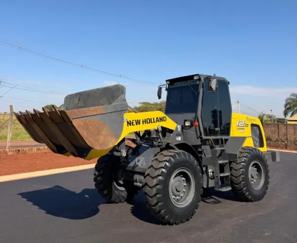 Pá Carregadeira New Holland 12D ano 2023, com 2.100 horas e ar condicionado, em SP