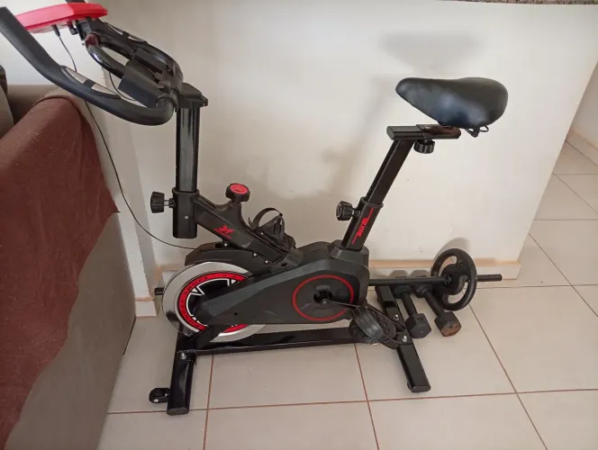 Vendo bicicleta ergométrica, ótimo estado de conservação, pouco usada,supora ate 120 kg
