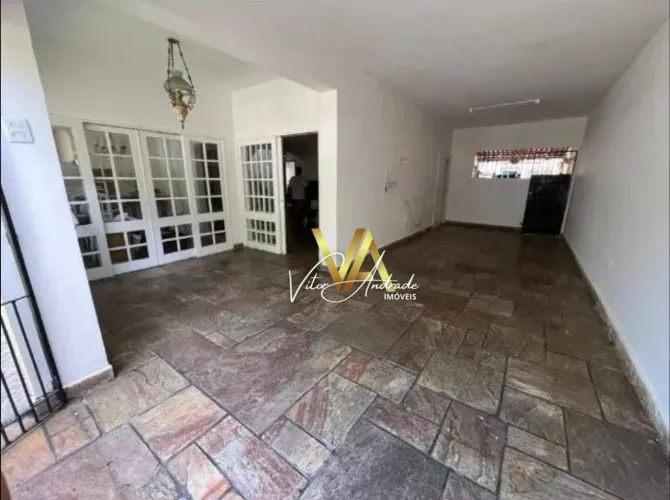 Casa reformada com 500m², 4 suítes, energia solar e 4 vagas no Poço da Panela