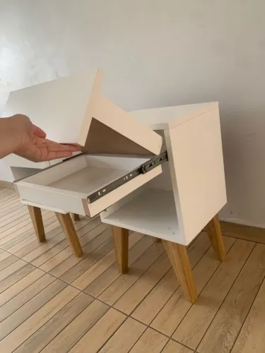 Mesa de cabeceira com gaveta