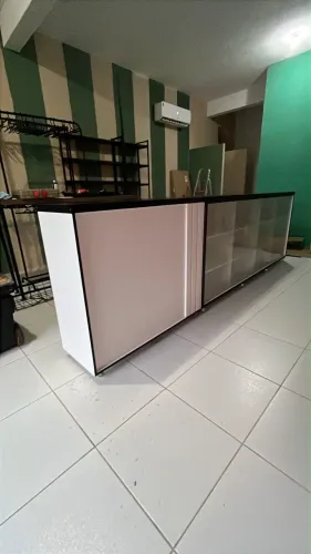 Vitrine Expositora com Balcão de Atendimento - Marcenaria Profissional