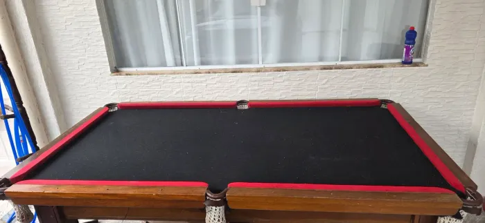 Mesa de sinuca com tacos completa