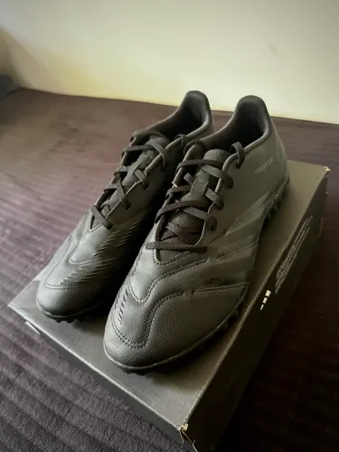Chuteira Adidas Predator Society tamanho 43