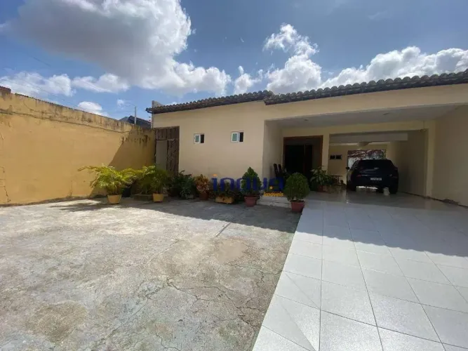 Casa com 4 dormitórios à venda, 203 m² por R$ 750.000 - Montese - Fortaleza/CE