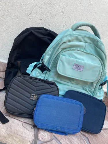     Kit escolar (2 mochilas + 3 estojos