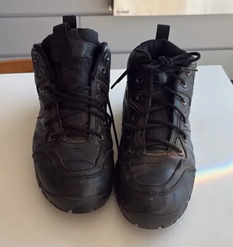 Bota Oakley