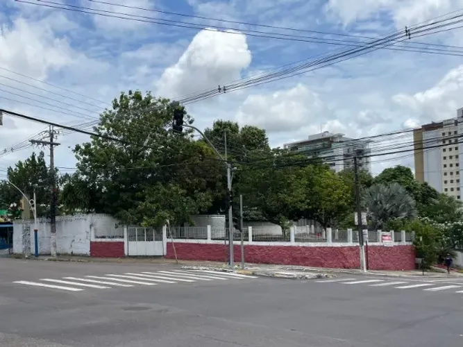~1200m² de Esquina no bairro Nossa Senhora das Graças Av. Maceió com Av. João Valério