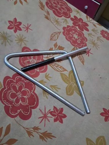 Vendo triângulo de percussão