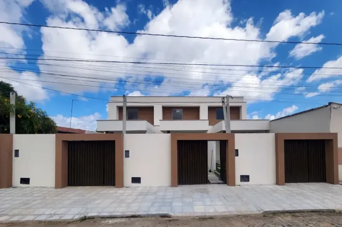 Casa Duplex para venda possui 123 m² com 3 quartos, 01 com suíte, em Emaús - Parnamirim -