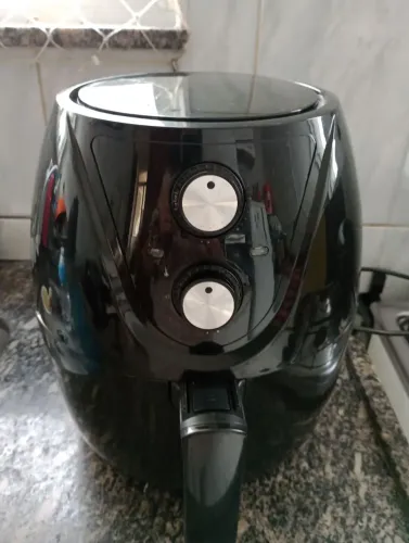 Fritadeira Airfryer Bella cuccina, funcionando.