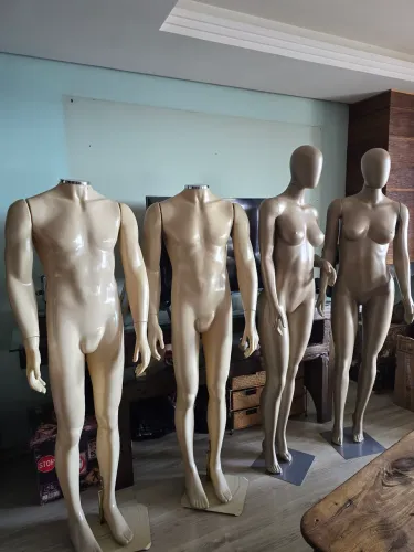 Manequins femininos e masculinos 