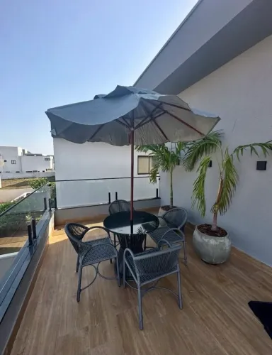Conjunto de mesa com guarda sol