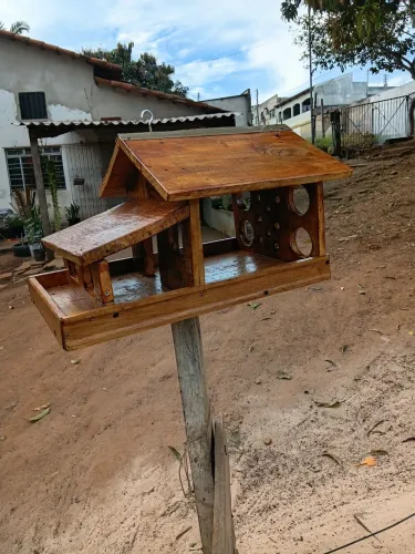 Comedouro e casinha de passarinho