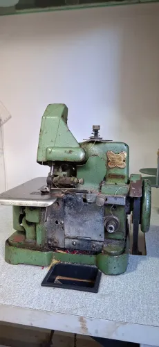 Máquina de costura overloque