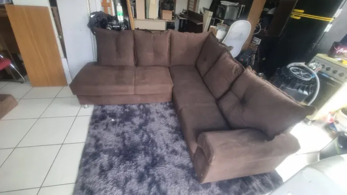 Sofa de canto com almofada móvel marcas de uso medindo 2,10 x 2,15 ((ENTREGO GRATIS))