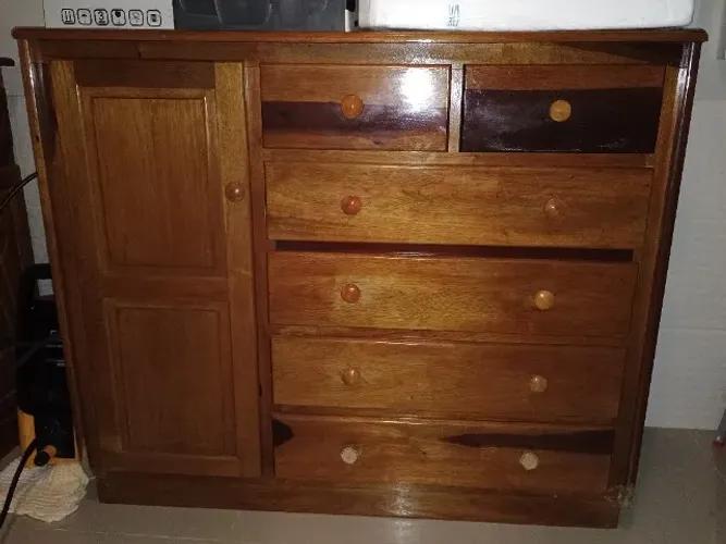 Vendo cômoda de madeira maciça grande 
