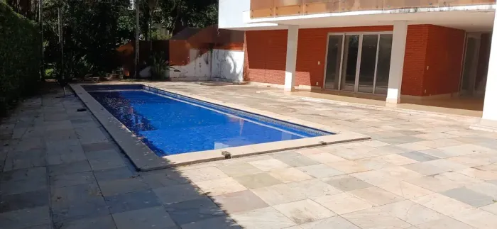 Imóvel para aluguel possui 700 metros quadrados com 6 quartos