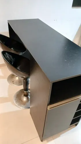 Mesa americana com 4 banquetas altas reguláveis