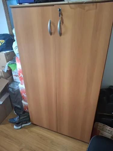 Vendo Armário de escritório com escrivaninha e uma cadeira. Por motivo de mudança
