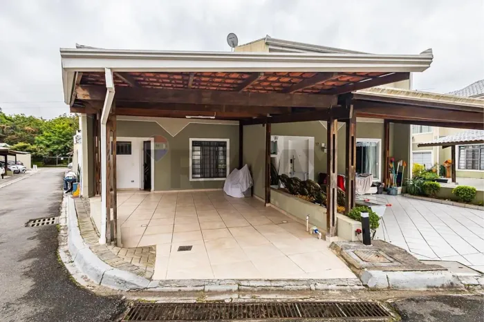Sobrado em condomínio com 3 quartos, 3 vagas, Santa Quitéria - Curitiba