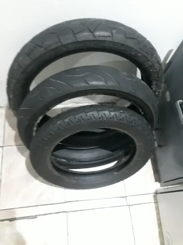 Pneus dianteiro e traseiro