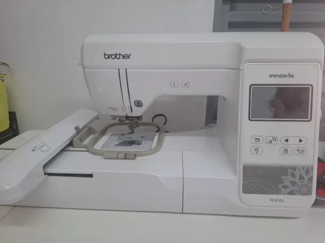 Máquina de bordar Brother 810L