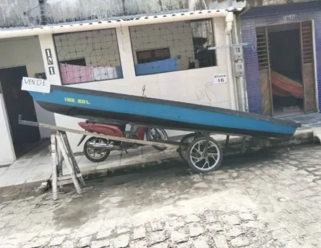 Barco de pesca em fibra medindo 4 metros