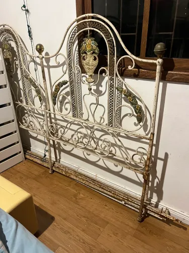 Cama de ferro ornamentada