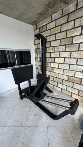 Leg press com torre de peso