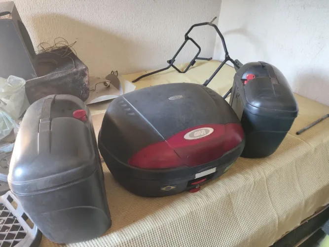 Vendo troco baú Ténéré 250 trazeiro e baús laterais com suportes