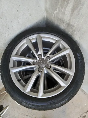 Roda Audi original com pneus 225 45 17 Bridgestone