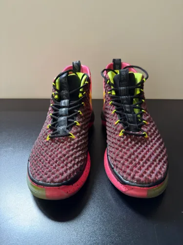 Tênis LeBron Edição Especial Colecionável