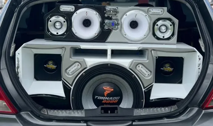 Som automotivo de mala