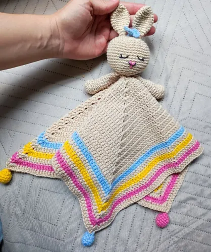 Naninha de crochê em formato de coelho