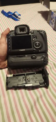 BATERIA ETERNA Battery Grip Canon BG-E11 Original + 2 Bandejas (5D Mark III / 5DS / 5DS R)