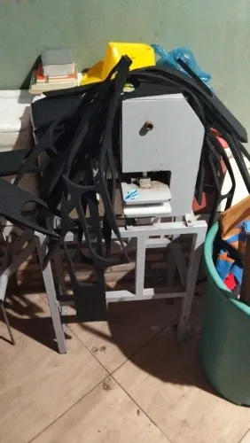Vendo máquina de fazer chinelas havaianas semi nova completa