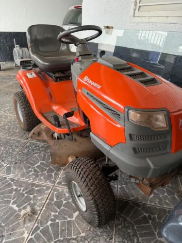 trator cortador de grama Husqvarna