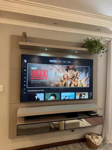 Painel de TV com Led e espelhado