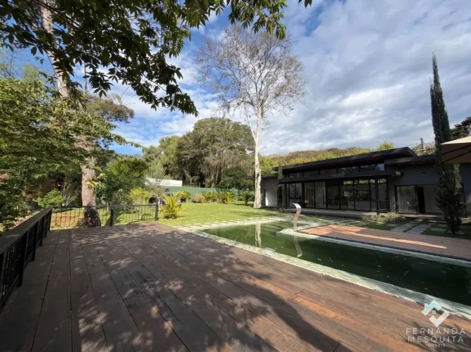 Casa Nova e Moderna de Alto Padrão com 4 Suítes, Piscina Aquecida, Vista para o Lago e Ter