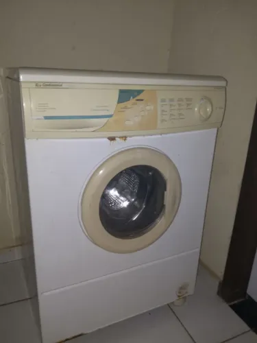 Máquina de lavar roupa e microondas