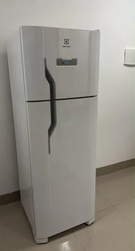 VENDO GELADEIRA Modelo Frost Free Electrolux 310L