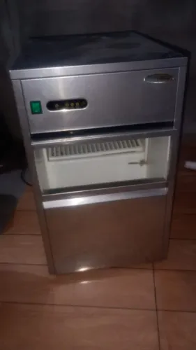 Máquina de fazer gelo 
