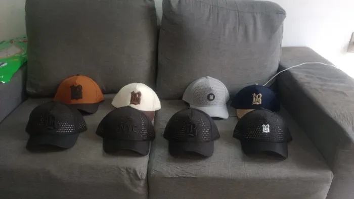 Vendo 30 bonés de qualidade e lindos de marca