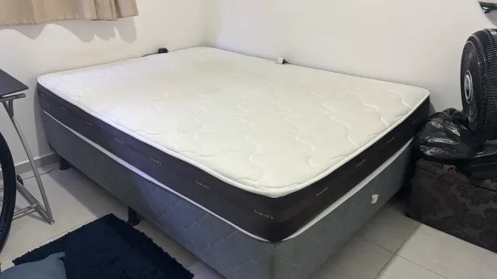 Cama de casal com coxão bom