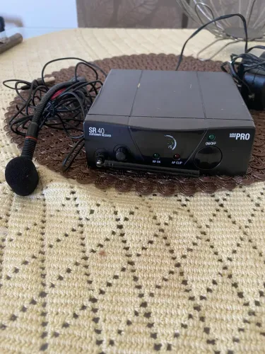 Transmissor e microfone akg