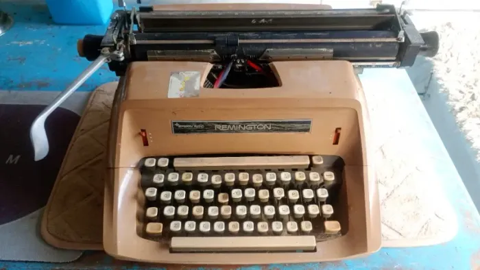 Vendo máquina de escrever antiga