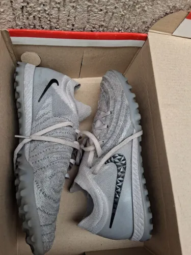 Vendo chuteira society nike cinza importado tailandesa N 38 forma 25 ficou grande pra mim.