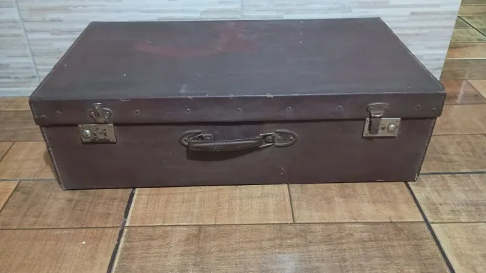 Mala de viagem ANTIGA, em madeira revestida em couro 74 e 40 x 21 cm